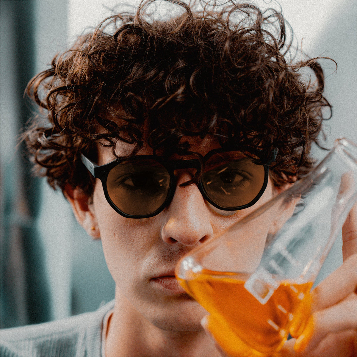Modelo usando las gafas de sol Aruba Black con marco negro y lentes café - Sajú