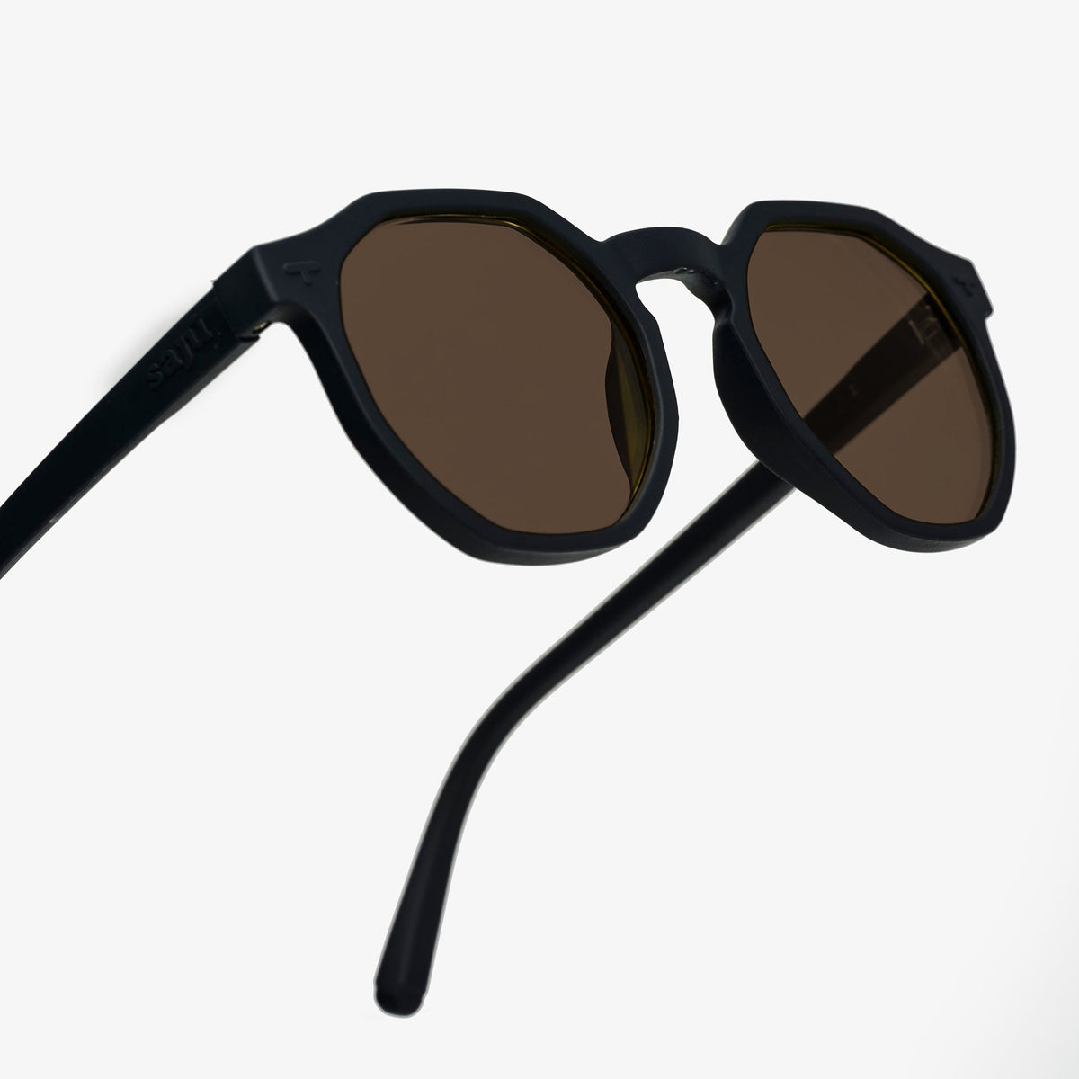 Gafas de sol Aruba Black con lentes café, vista en ángulo desde arriba - Sajú