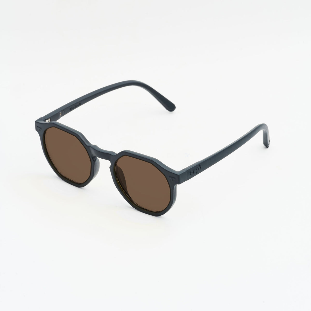 Gafas de sol Aruba Black con marco negro y lentes café, vista de tres cuartos - Sajú
